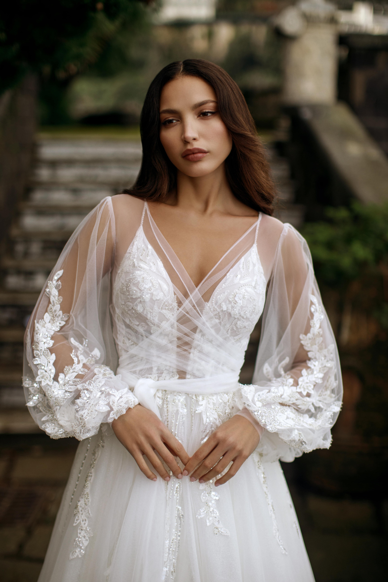 Роскошное свадебное платье на тонких бретелях фото