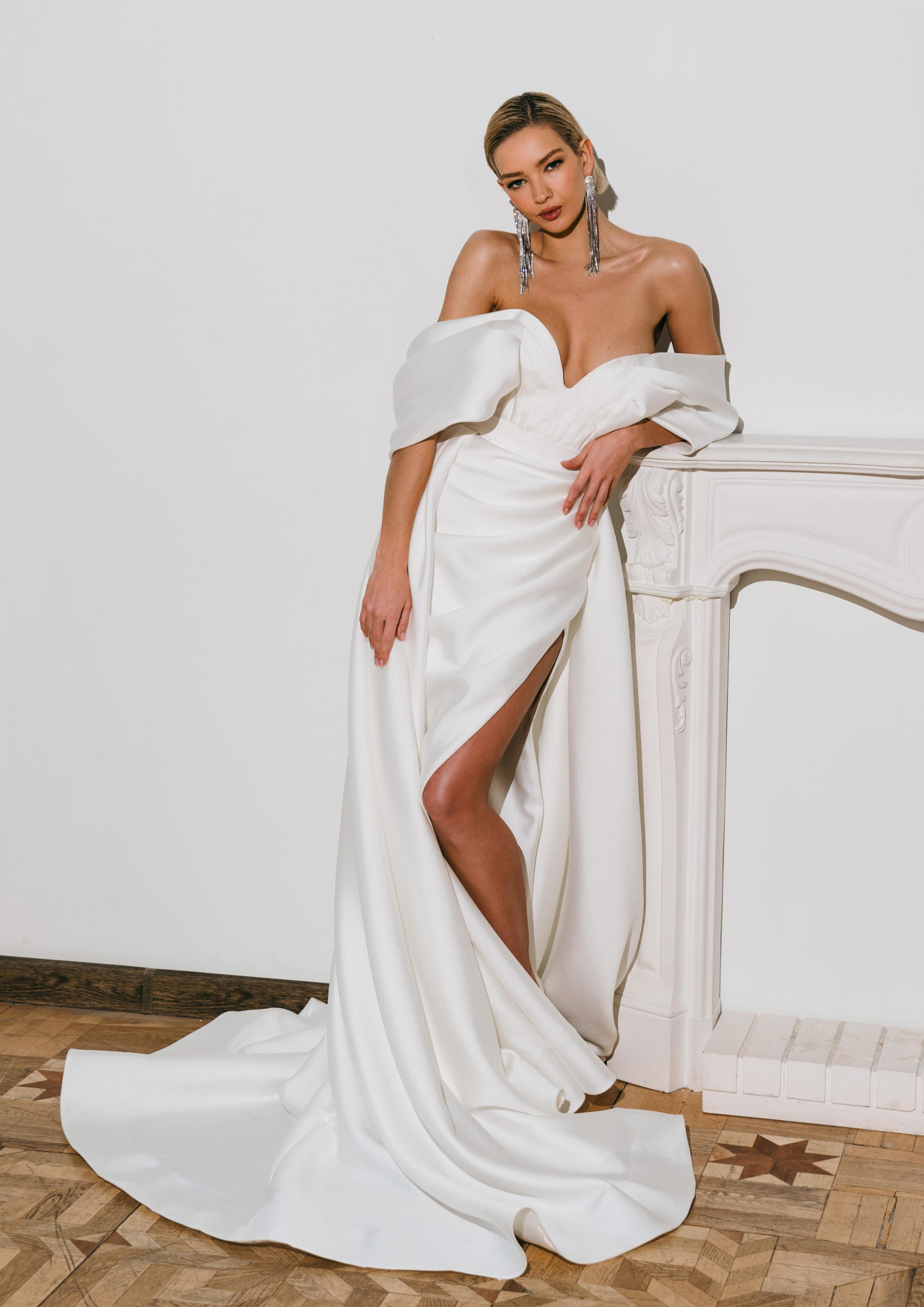 Лаконичное свадебное платье со спущенными плечиками фото