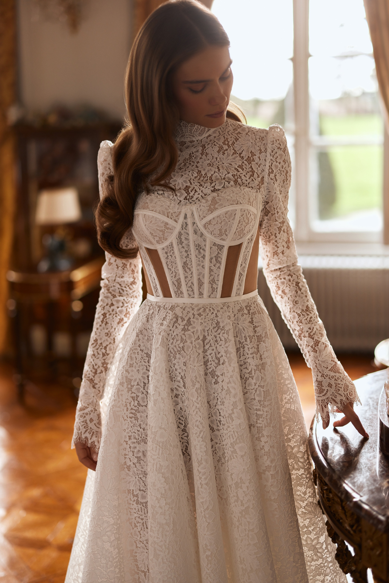 Закрытое кружевное свадебное платье с прозрасными вставками на корсете фото