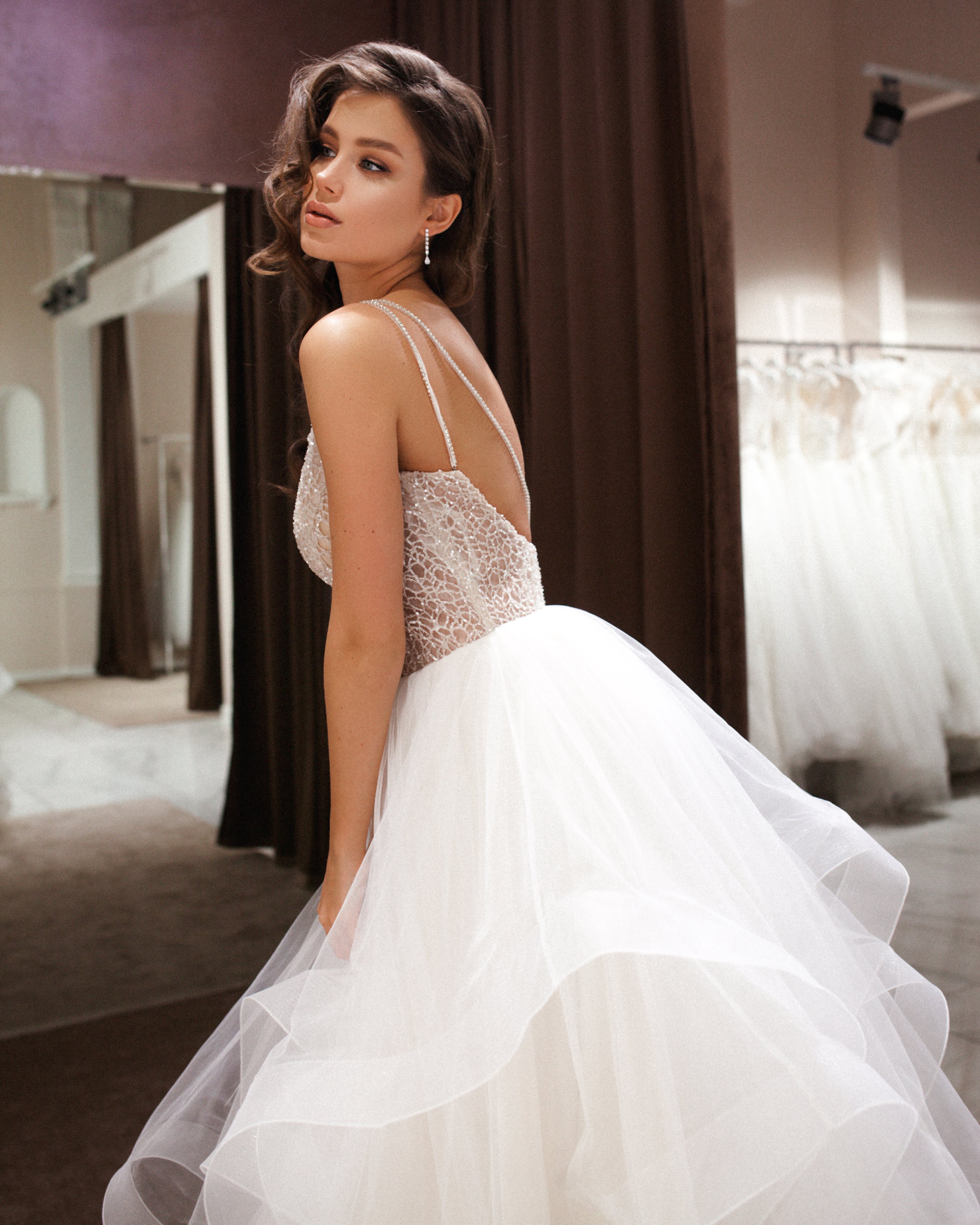 Пышное свадебное платье с воланами и открытыми плечами фото