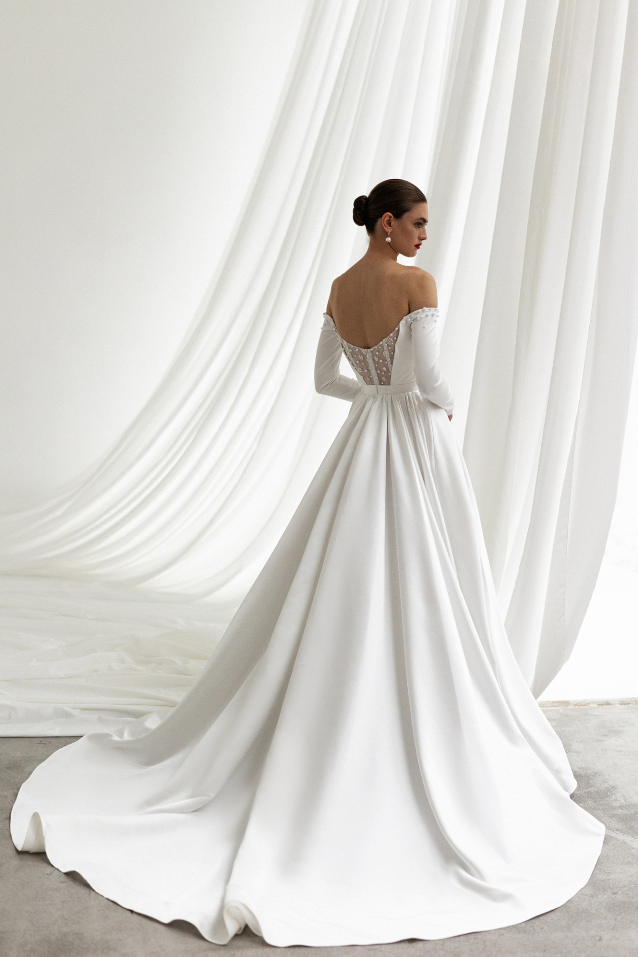 Роскошное атласное свадебное платье с длинным рукавом фото