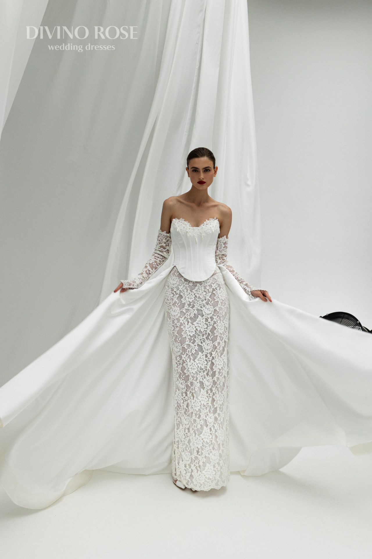 Стильный свадебный комплект с атласным корсетом и кружевной юбкой фото