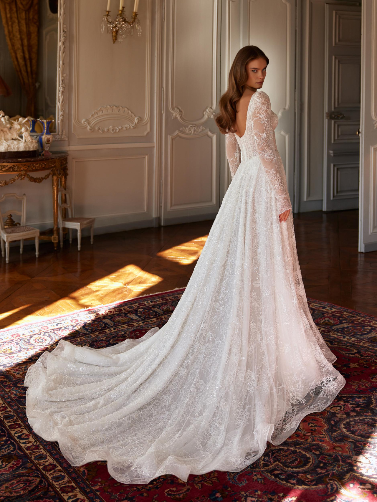 Нежное свадебное платье из кружева шантильи расшитого бисером фото