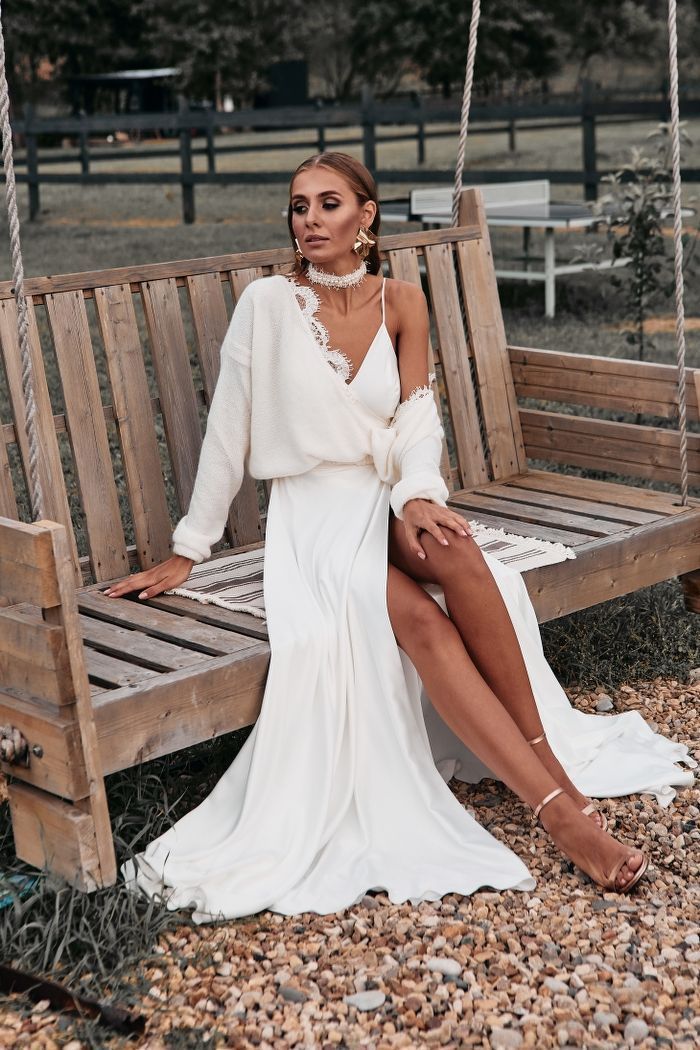 Молочный свитер с кружевом