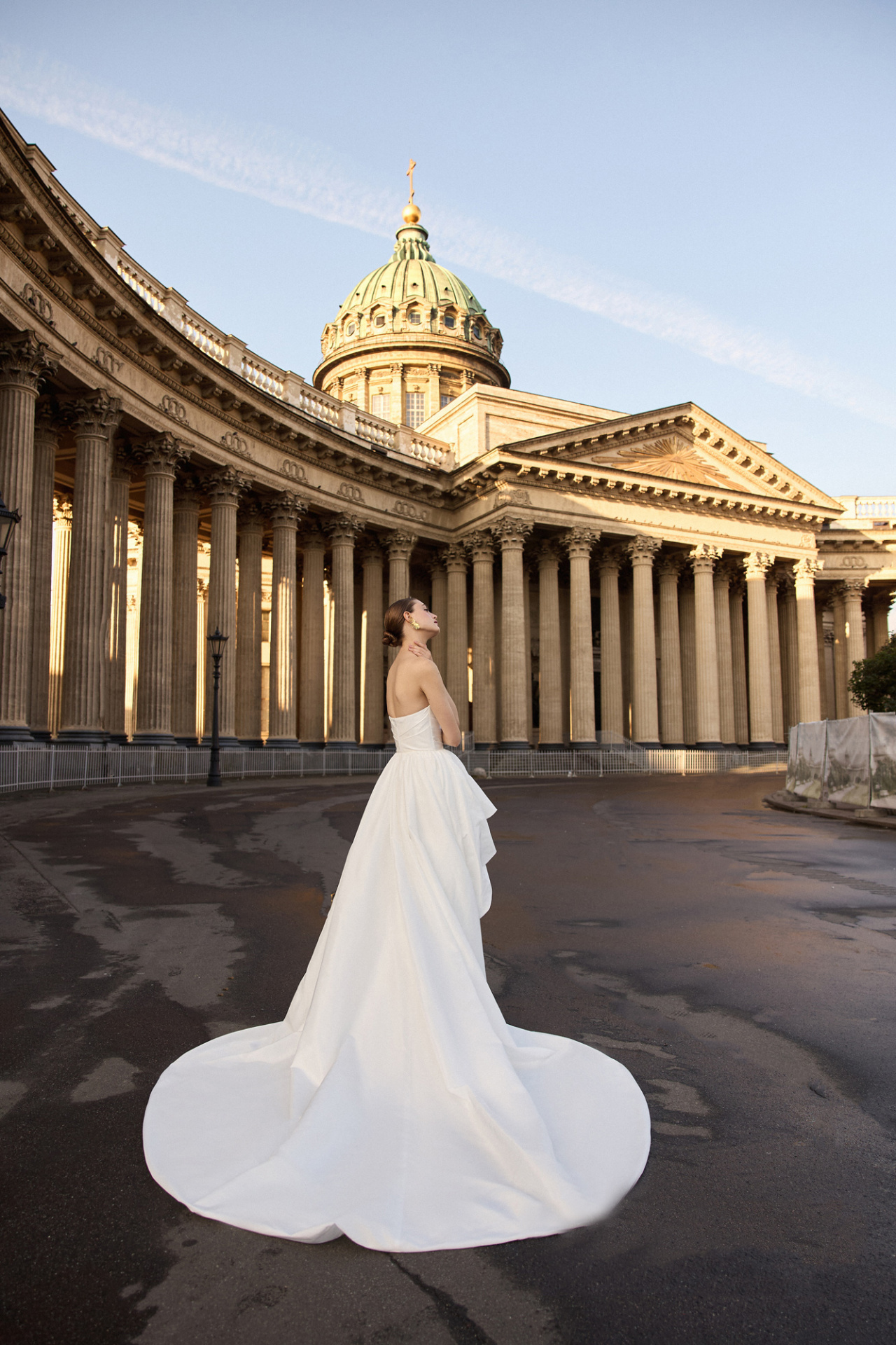 Стильное свадебное платье с необычной юбкой фото