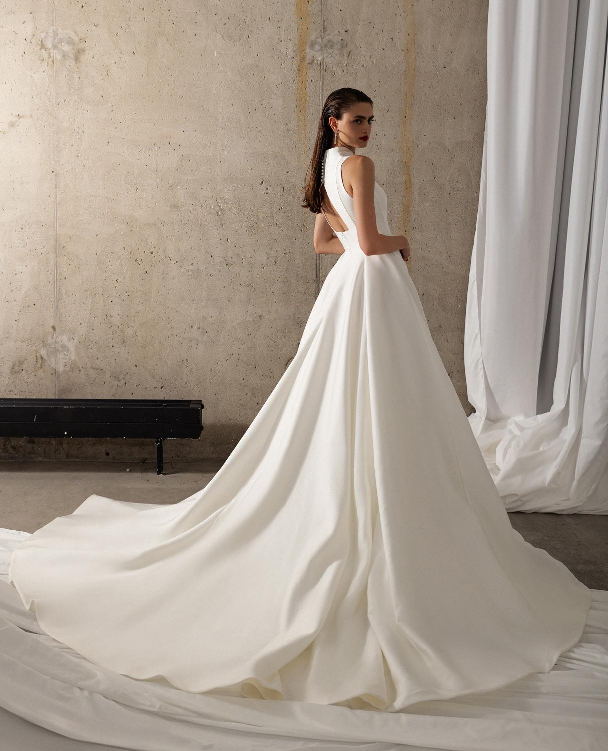 Роскошное платье из микадо с воротником-стойкой фото