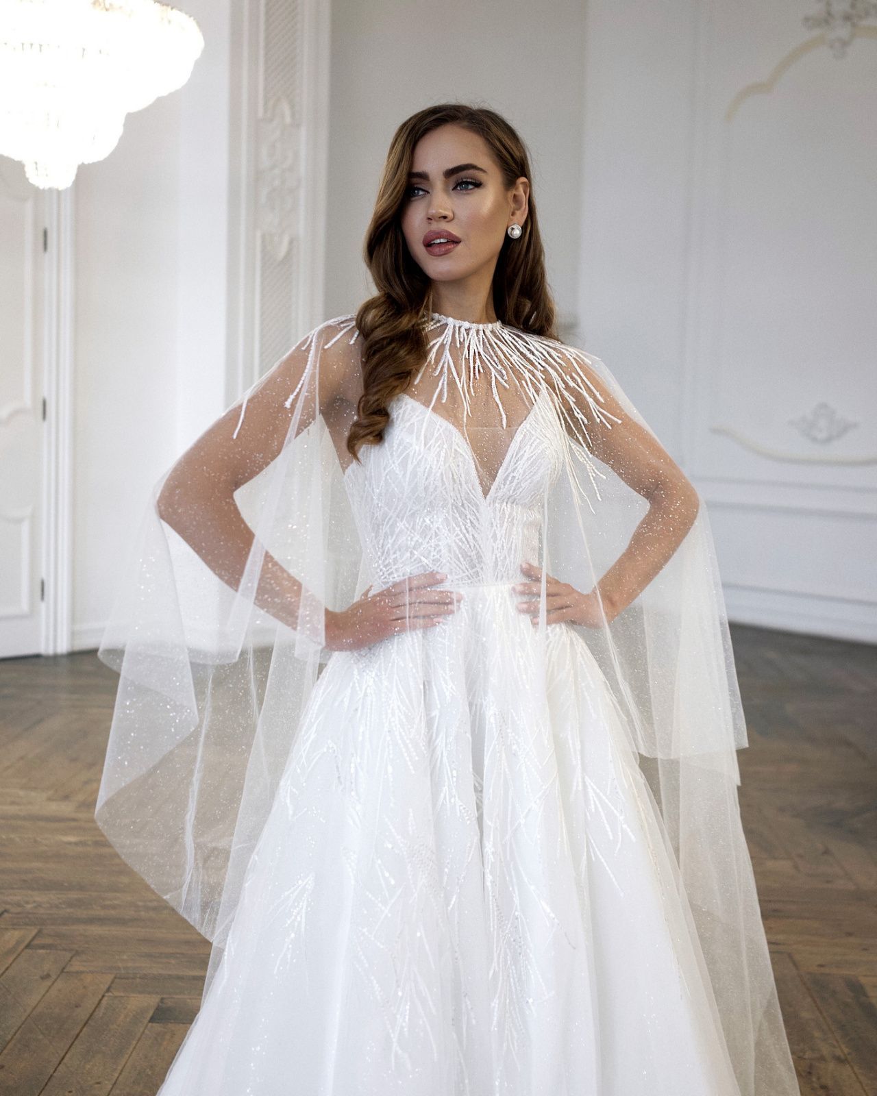 Белое свадебное платье со съемным кейпом