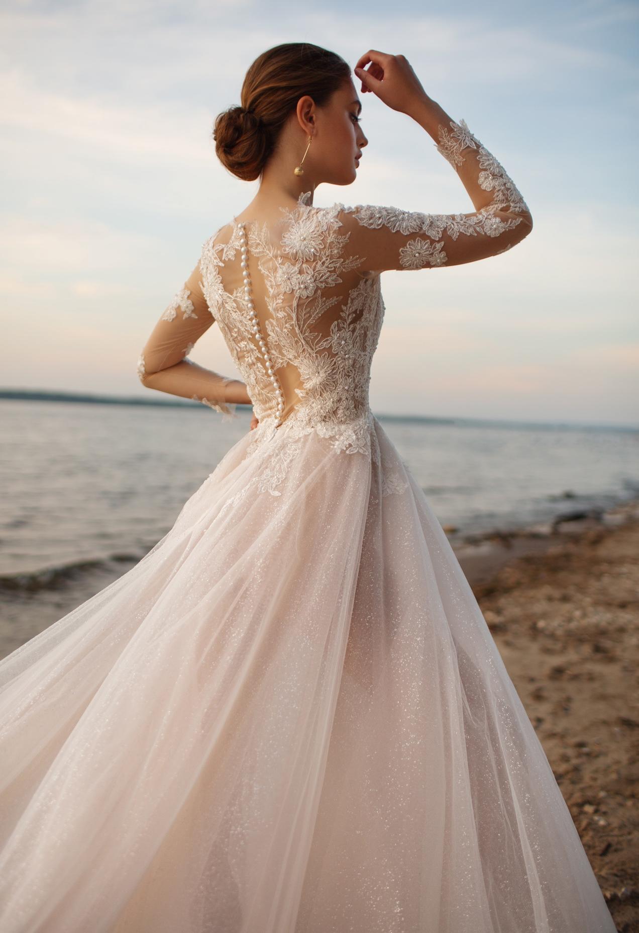 Легкое свадебное платье с прозрачными  рукавами фото