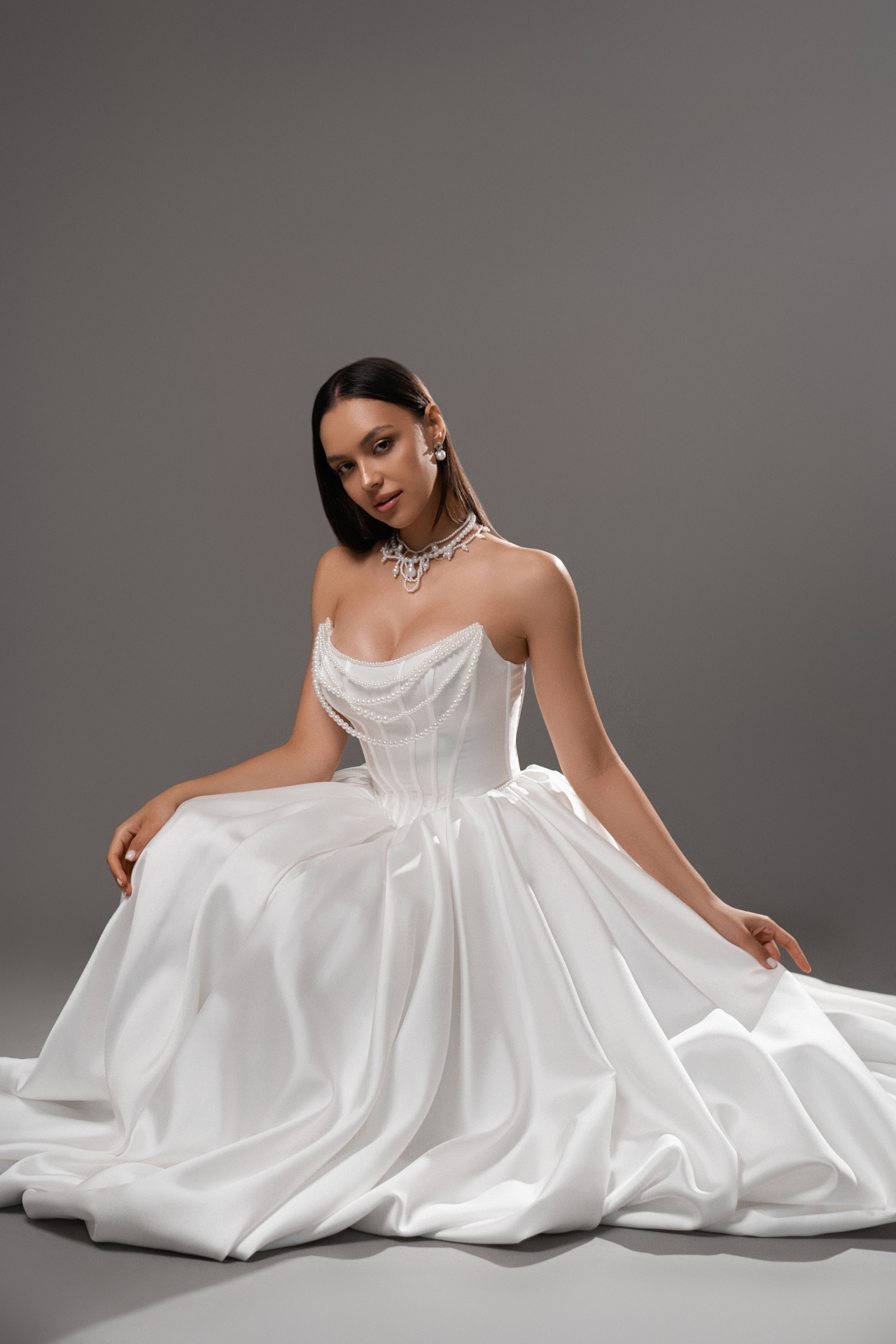 Атласное свадебное платье с корсетом в стиле принцесса фото