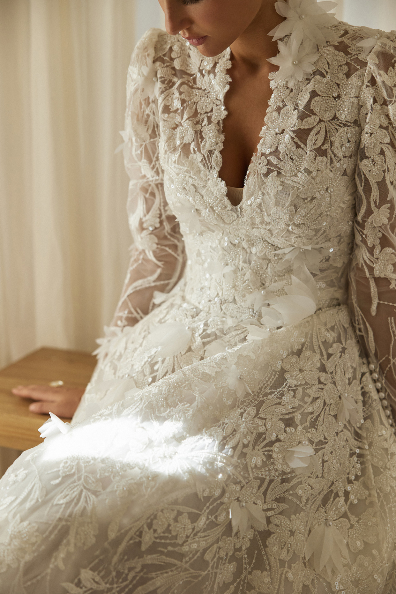 Пышное свадебное платье из роскошного цветочного кружева с болеро фото