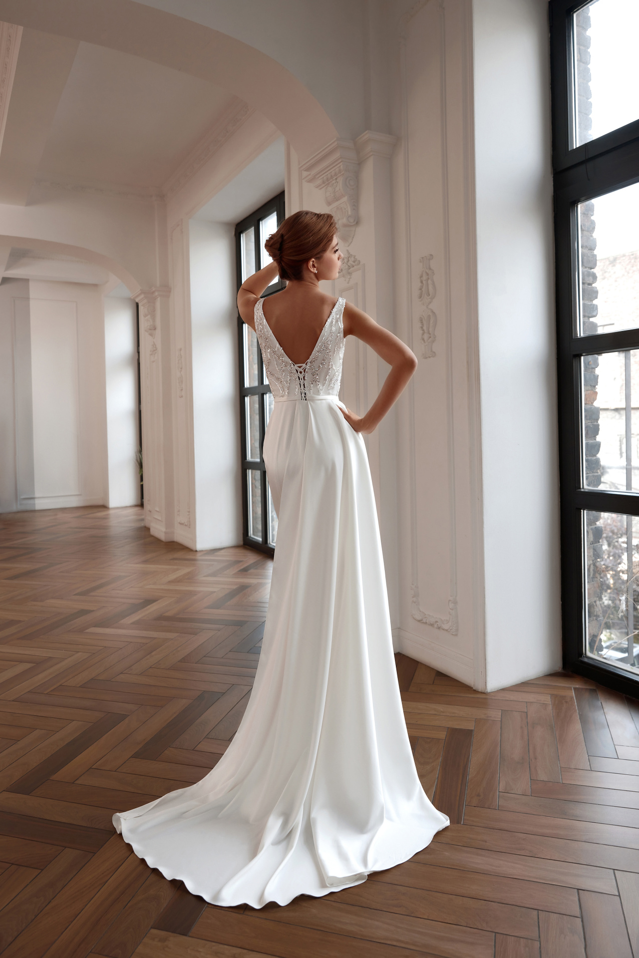 Свадебное платье русалка с атласной юбкой и блестящим верхом фото