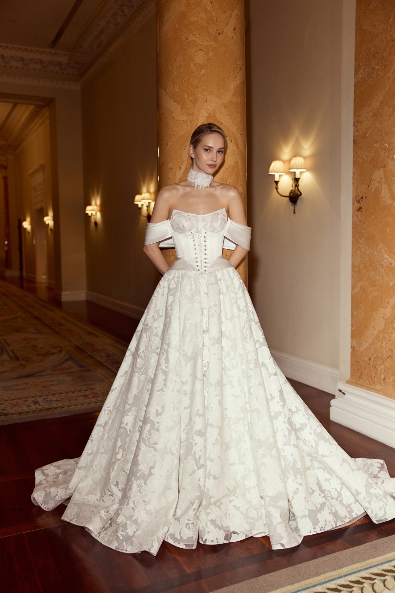 Роскошное свадебное платье из авторского кружева с атласным корсетом фото