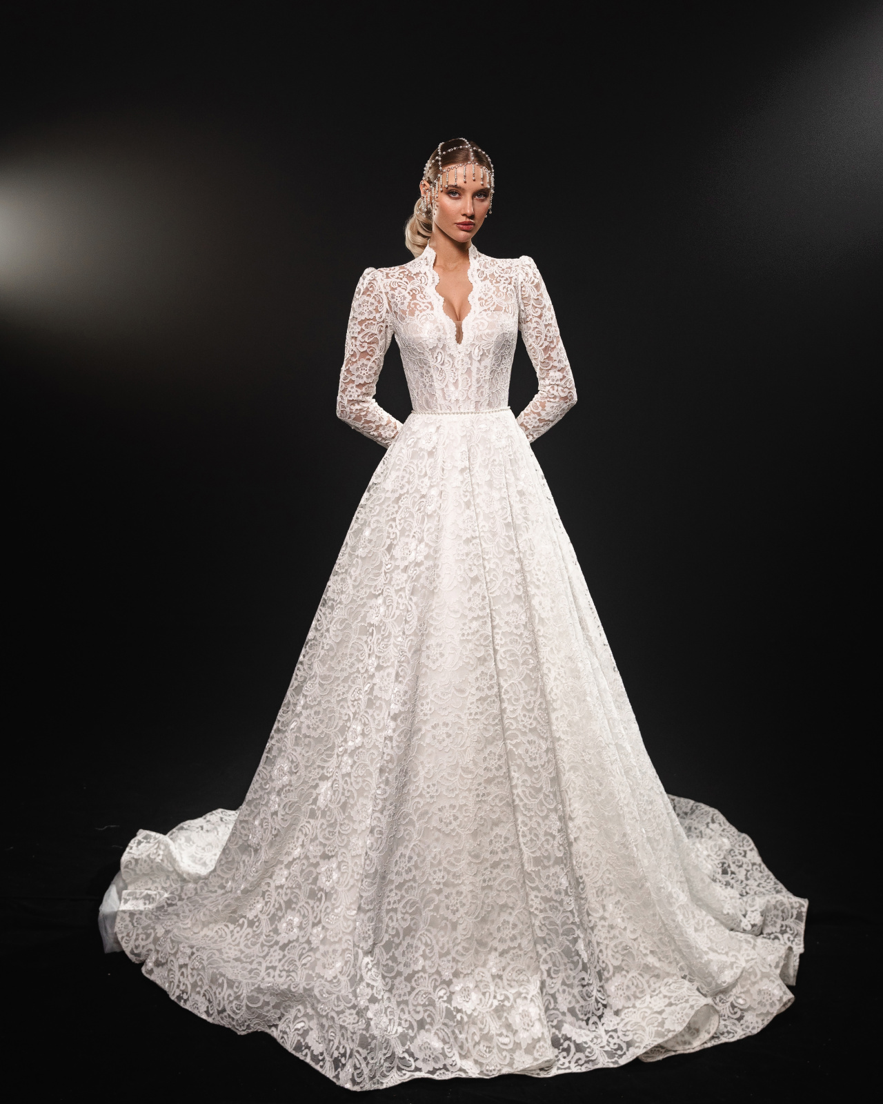 Белое закрытое кружевное платье фото