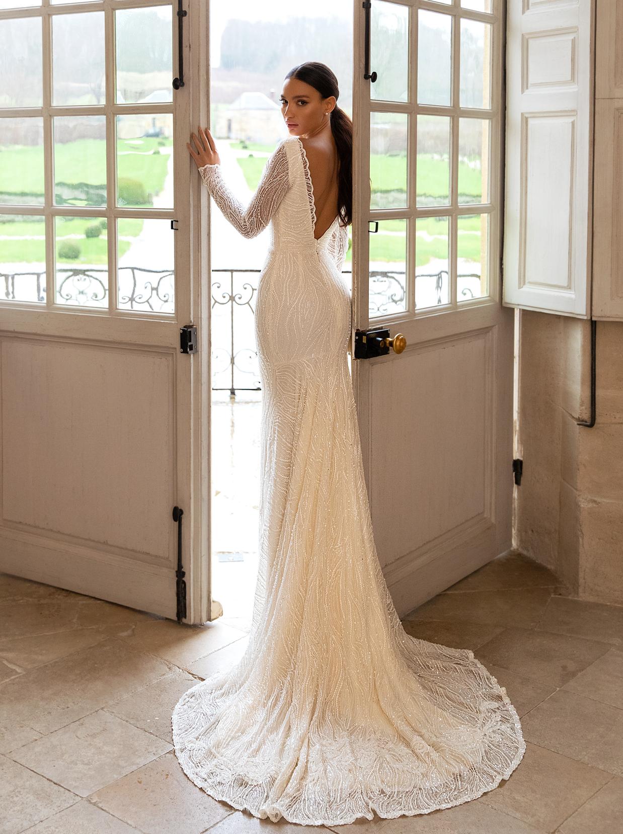 Облегающее свадебное платье с рукавами фото