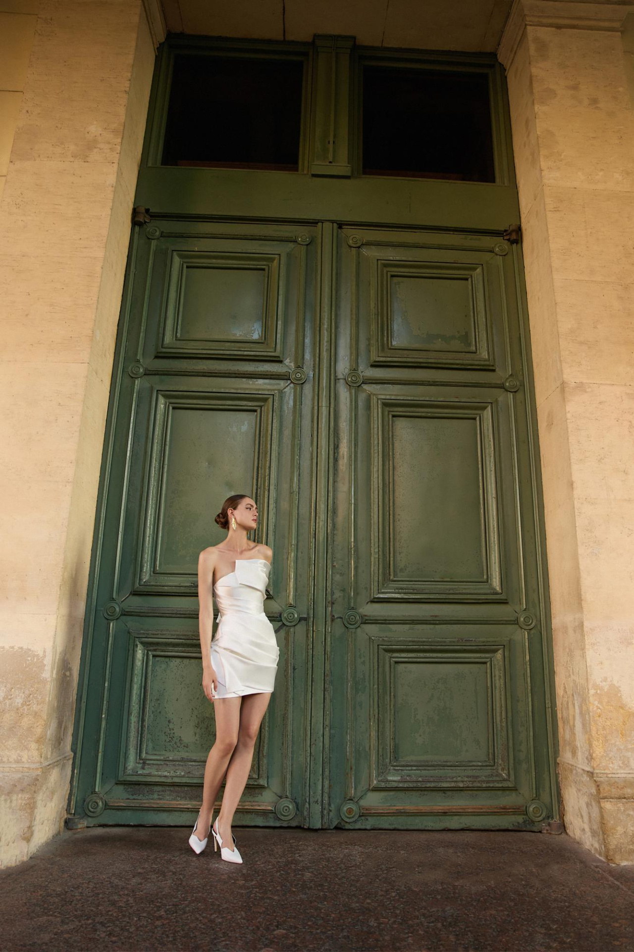 Ассиметричное свадебное платье длины мини фото