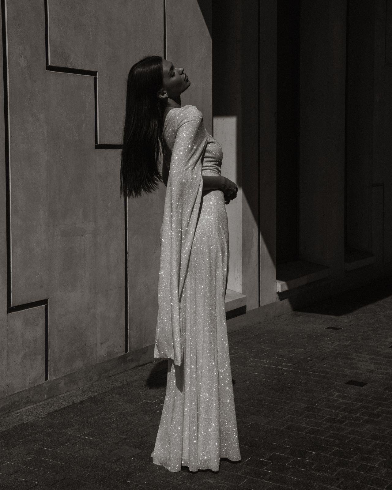 Сверкающий ассиметричный комбинезон для невесты фото