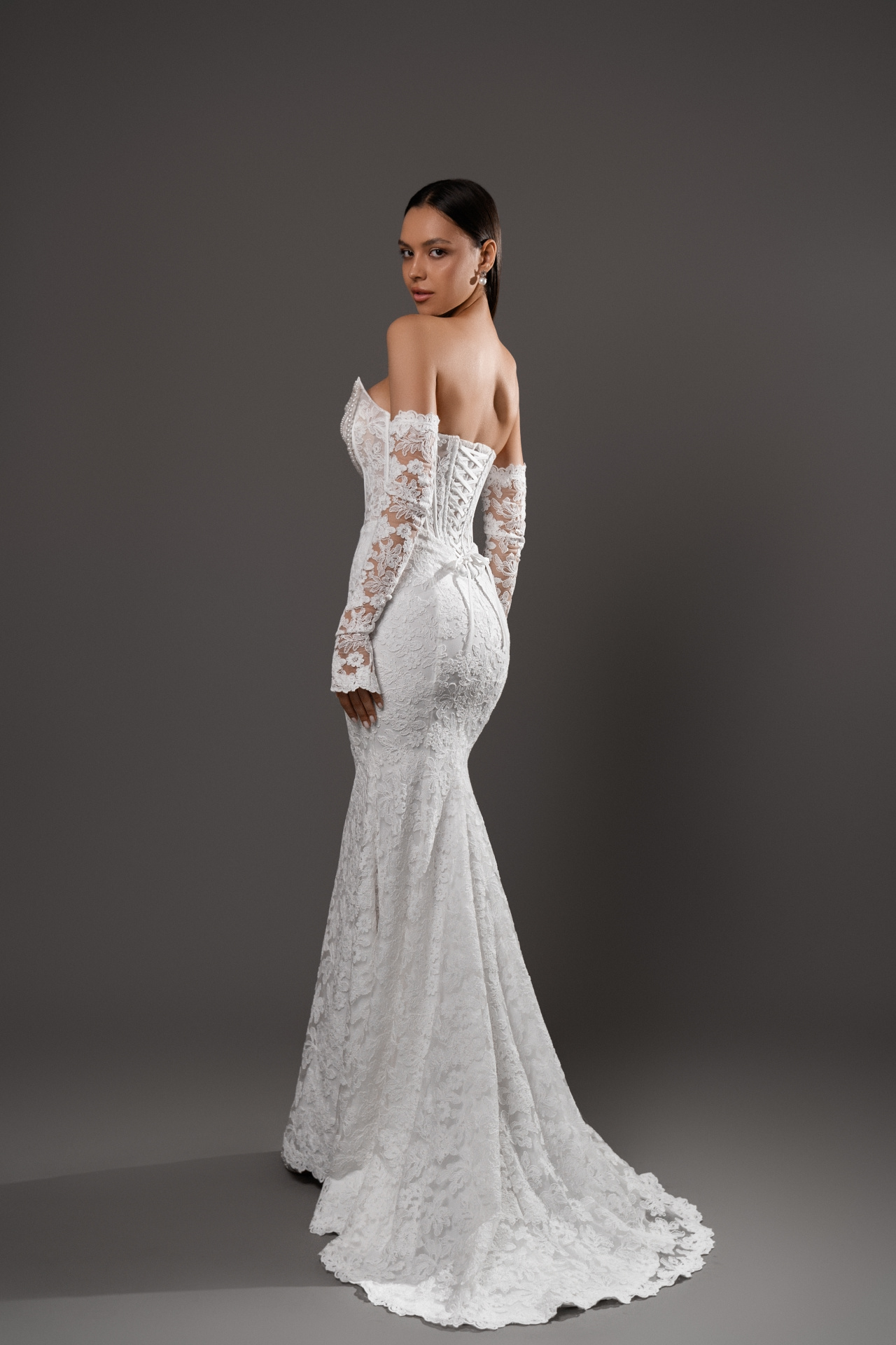 Кружевное свадебное платье русалка с  бусами фото