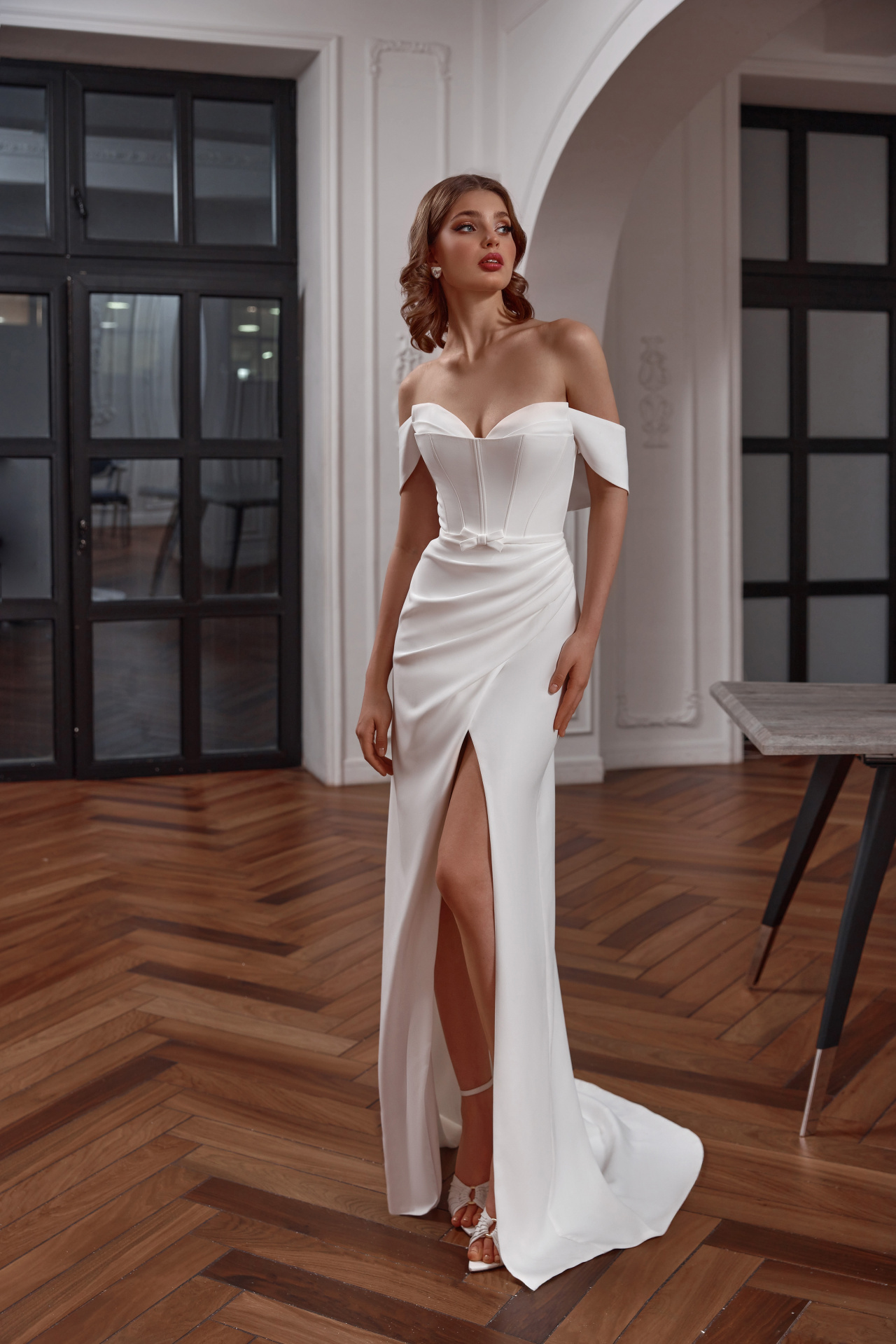 Свадебное платье русалка с разрезом в стиле минимализм фото