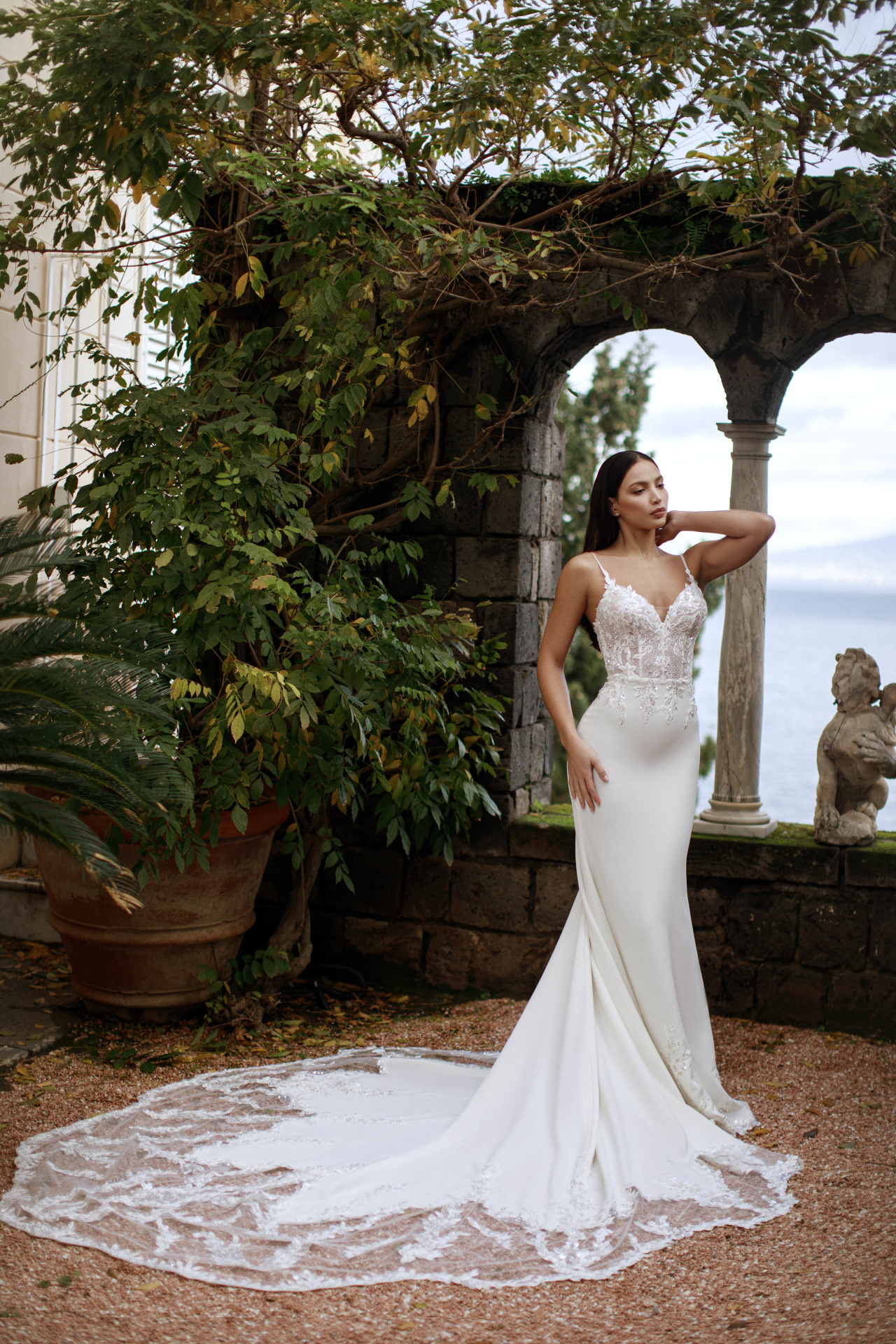 Свадебное платье русалка с роскошным шлейфом фото