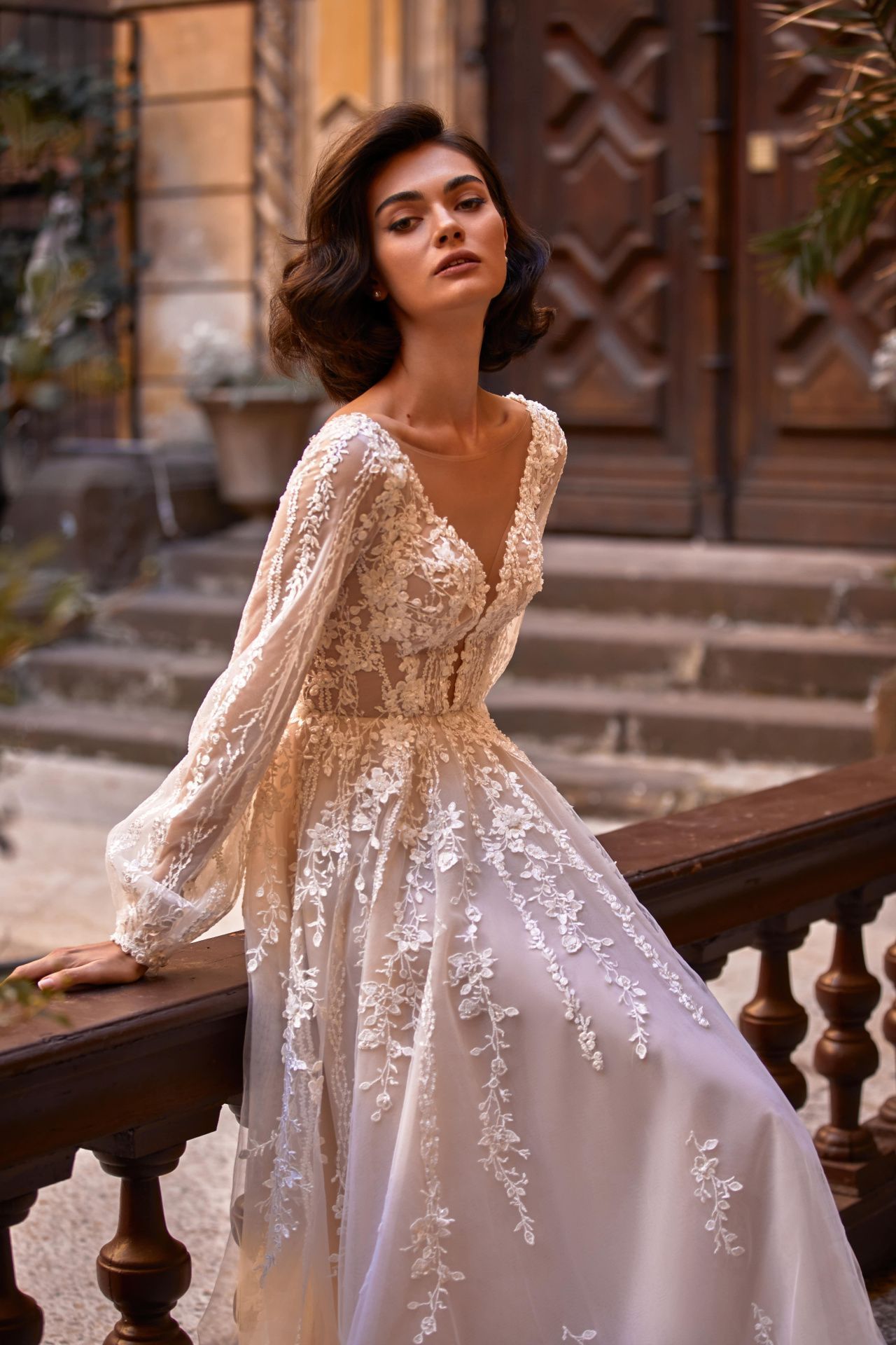 Кружевное свадебное платье с объемными рукавами фото