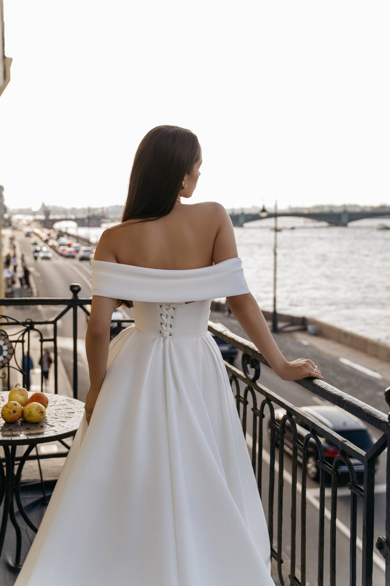 Атласное свадебное платье с объемной вышивкой фото