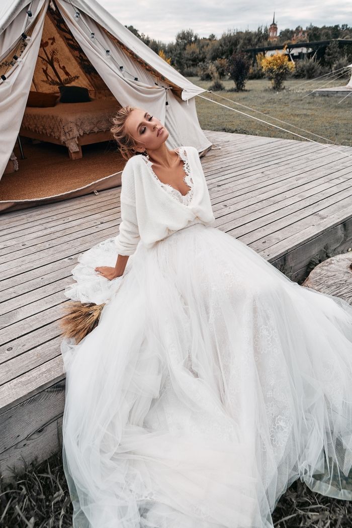 Молочный свитер с кружевом