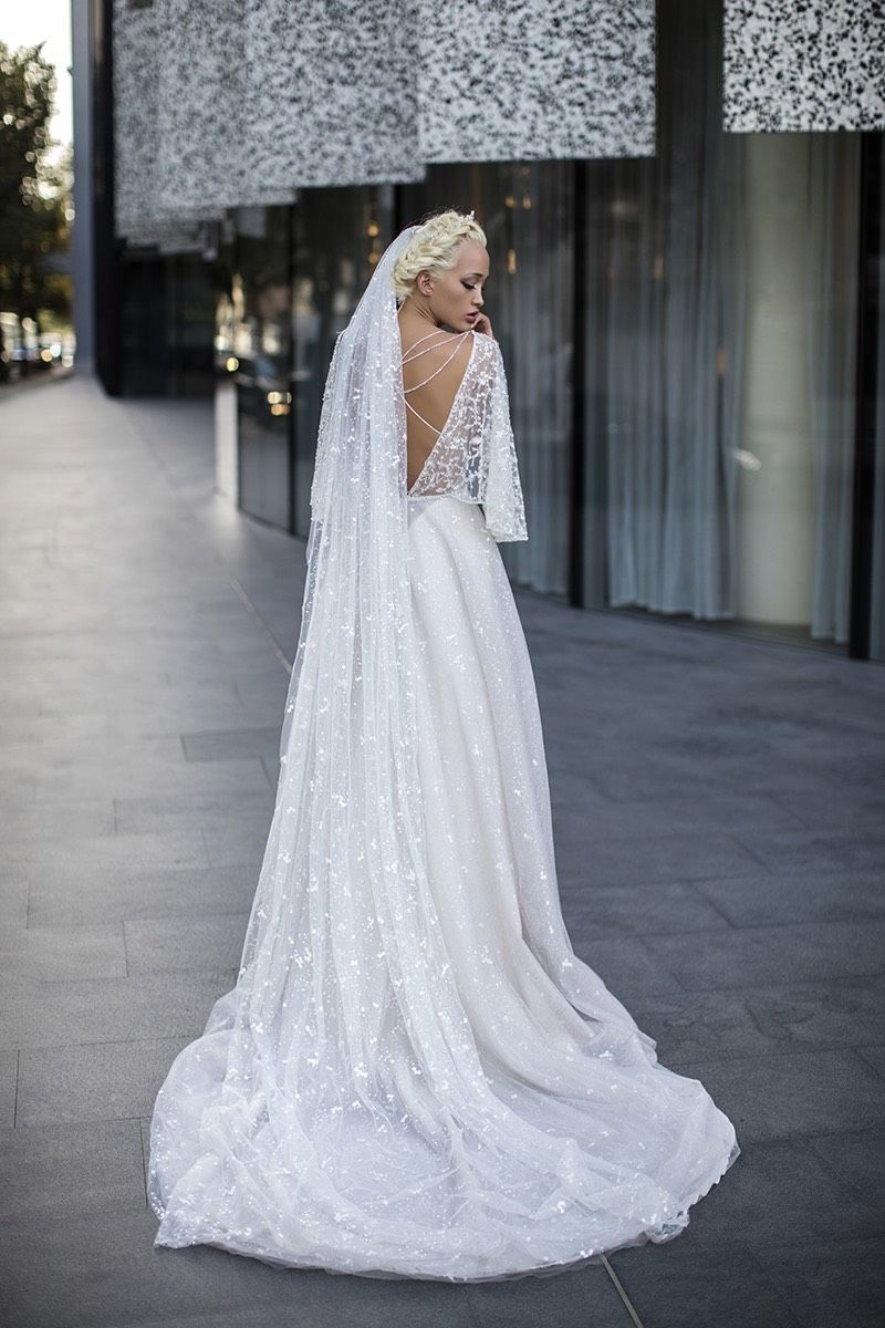 Мерцающее свадебное платье с объемными рукавами фото