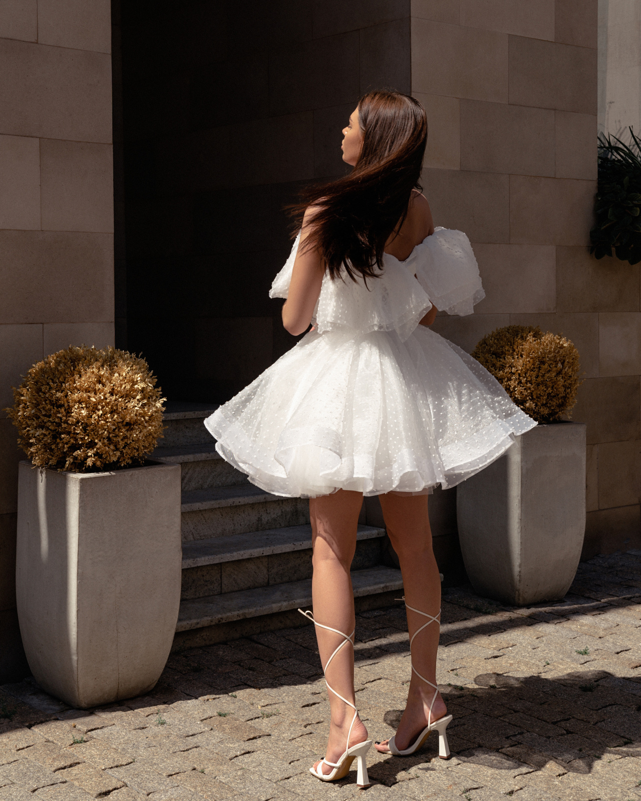 Ассиметричное свадебное платье мини с пышной юбкой фото