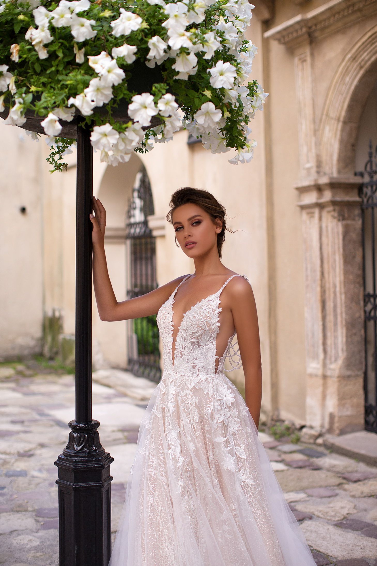 Роскошное блестящее платье на тонких бретелях фото