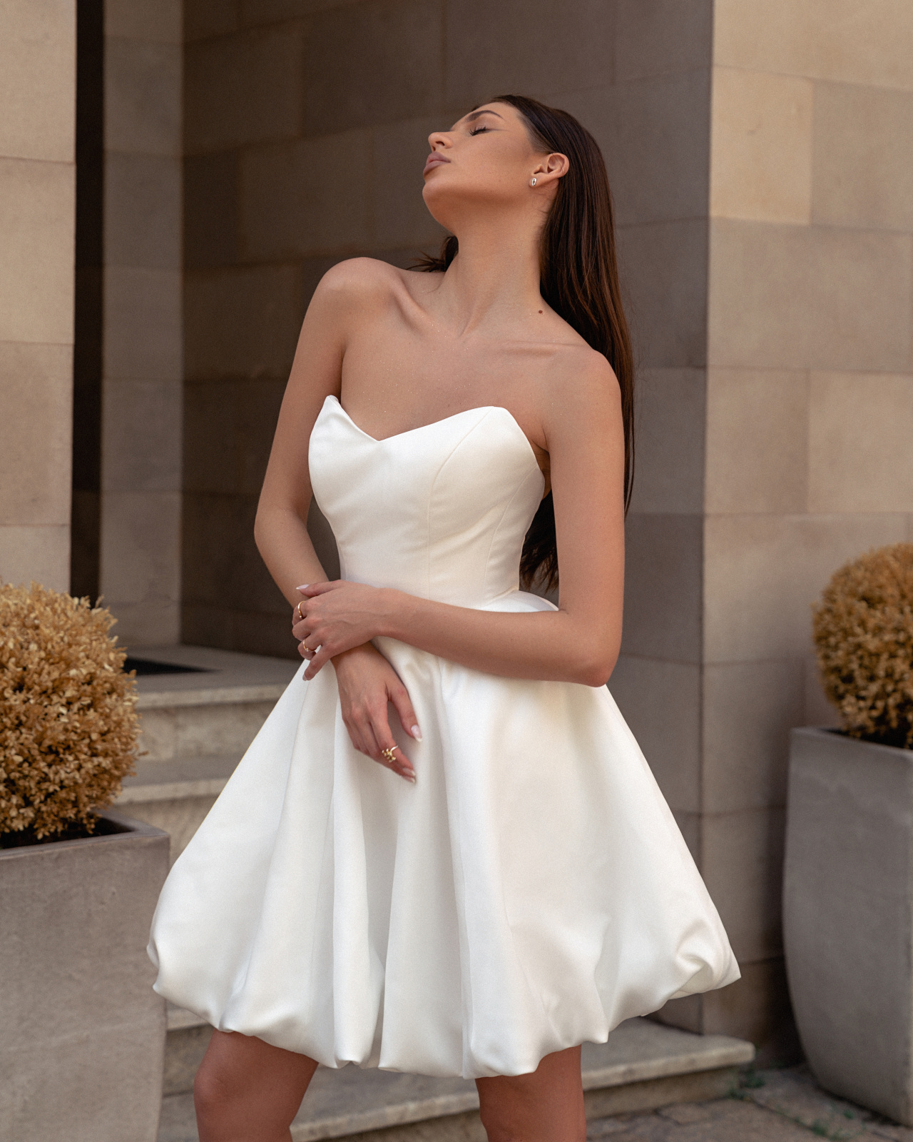 Лаконичное короткое свадебное платье фото