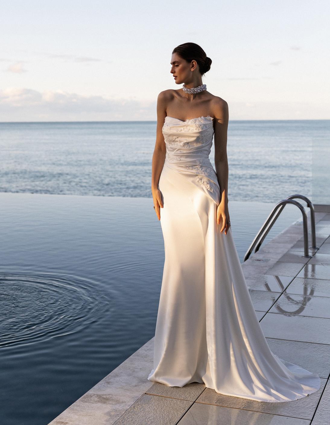 Атласное свадебное платье с кружевным декором фото