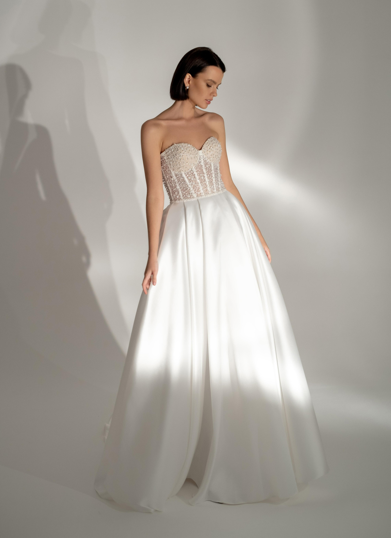 Атласное свадебное платье с жемчужным корсетом фото