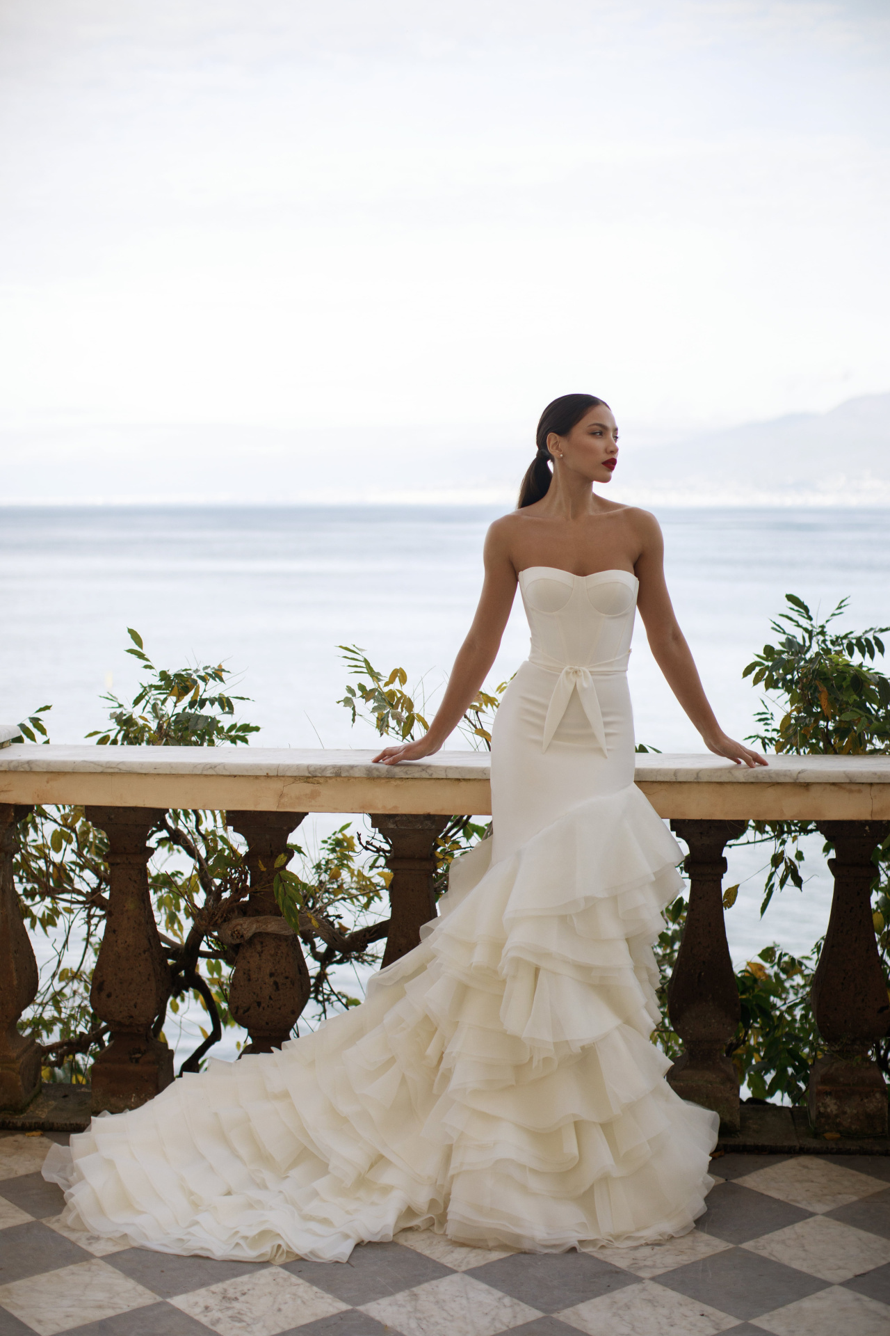 Роскошное свадебное платье с многоярусной юбкой фото