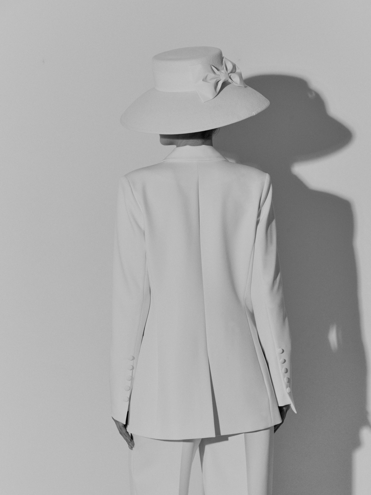 Элегантный свадебный костюм свободного кроя фото