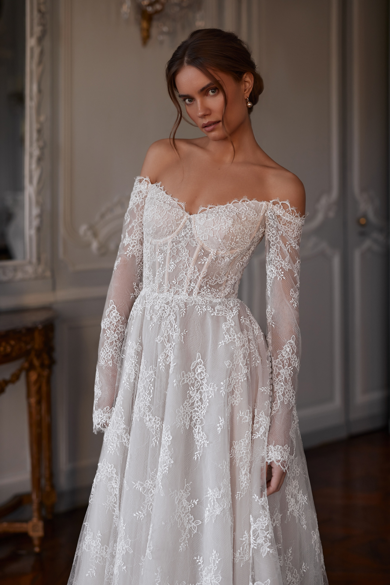 Кружевное свадебное платье с рукавами и шлейфом фото