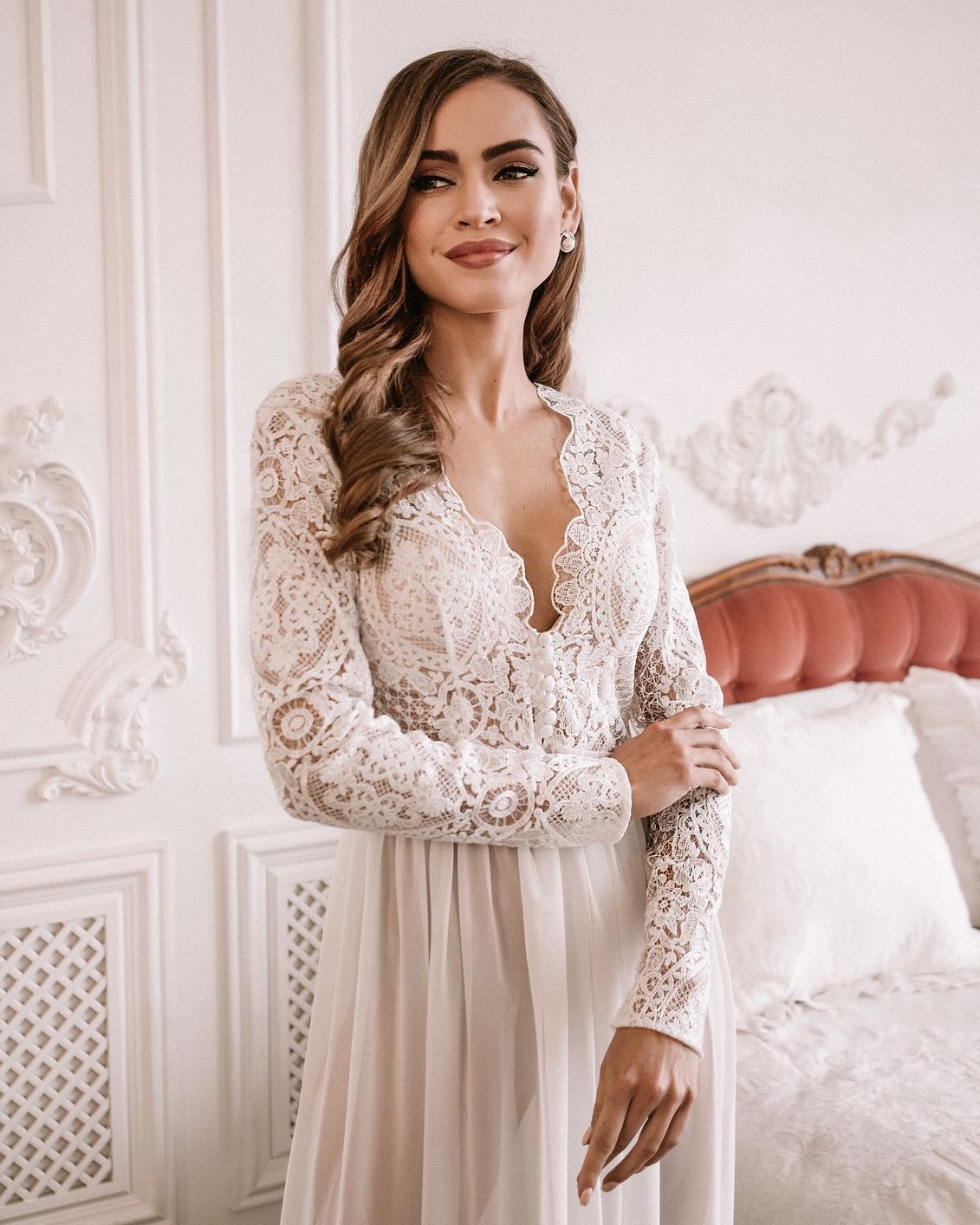 Длинный будуар с кружевными рукавчиками фото