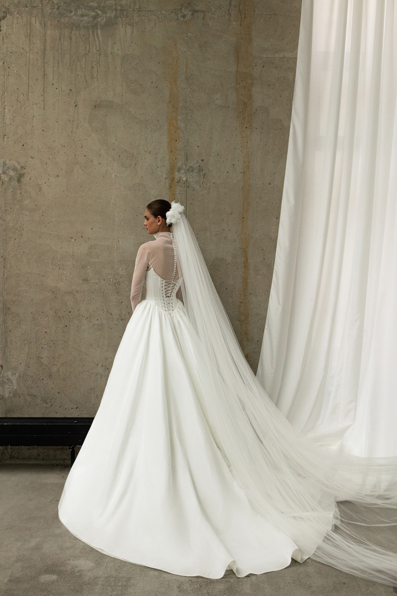 Классическое свадебное платье с прозрачным болеро фото