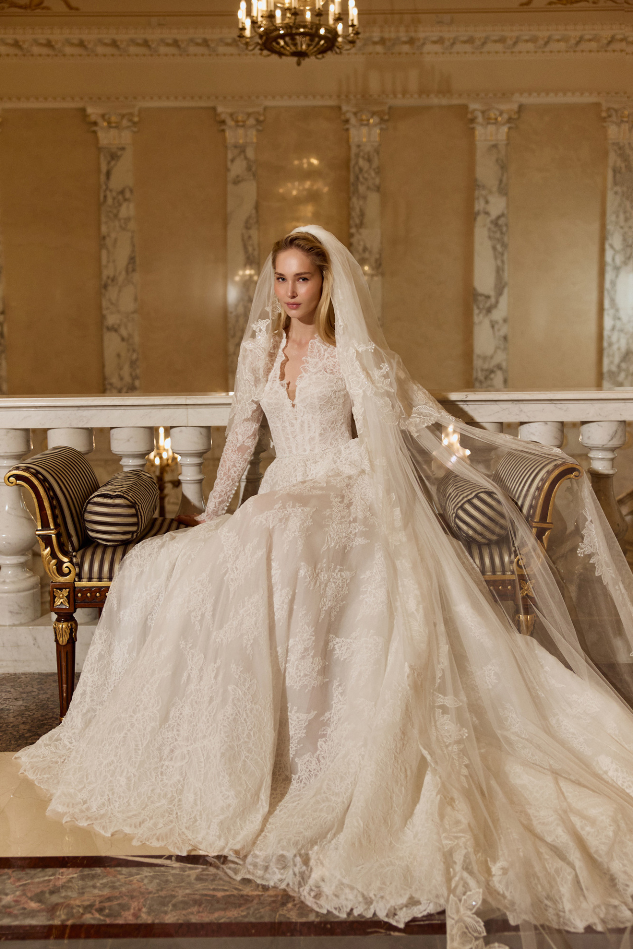 Закрытое кружевное свадебное платье cо шлейфом фото
