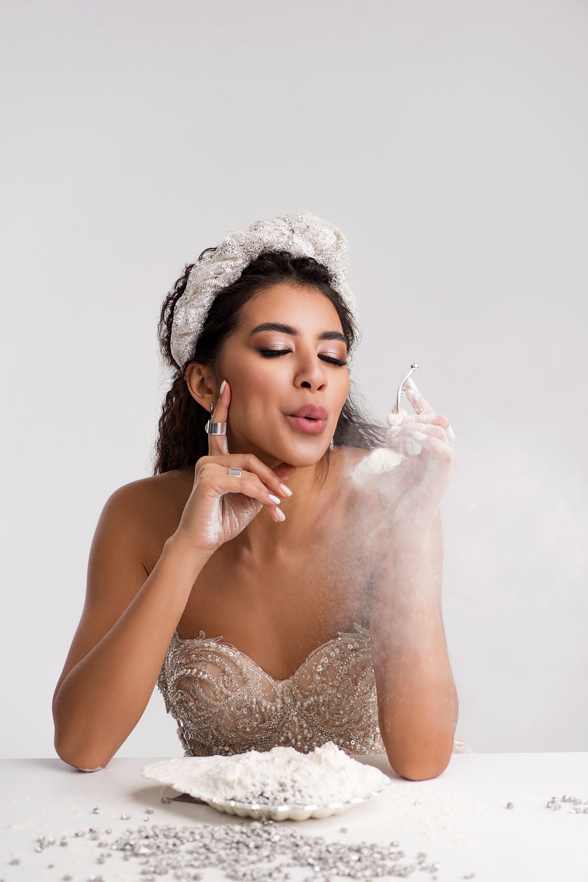 Ободок с узлом из глиттера фото