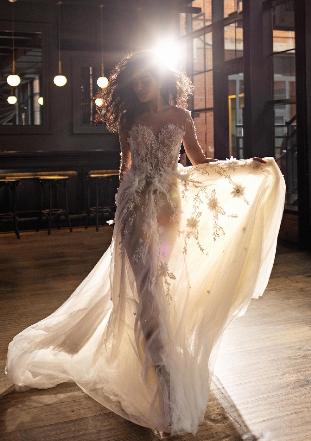 Дизайнерское свадебное платье с объемными цветами фото