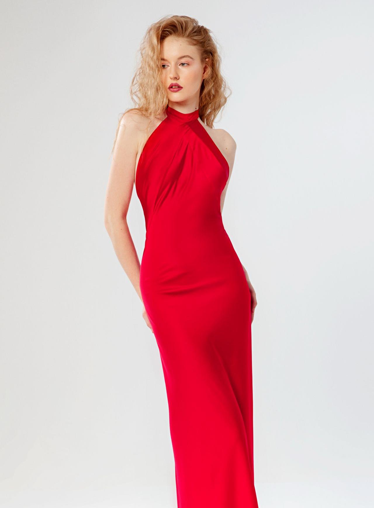 Шёлковое красное платье с открытой спиной фото