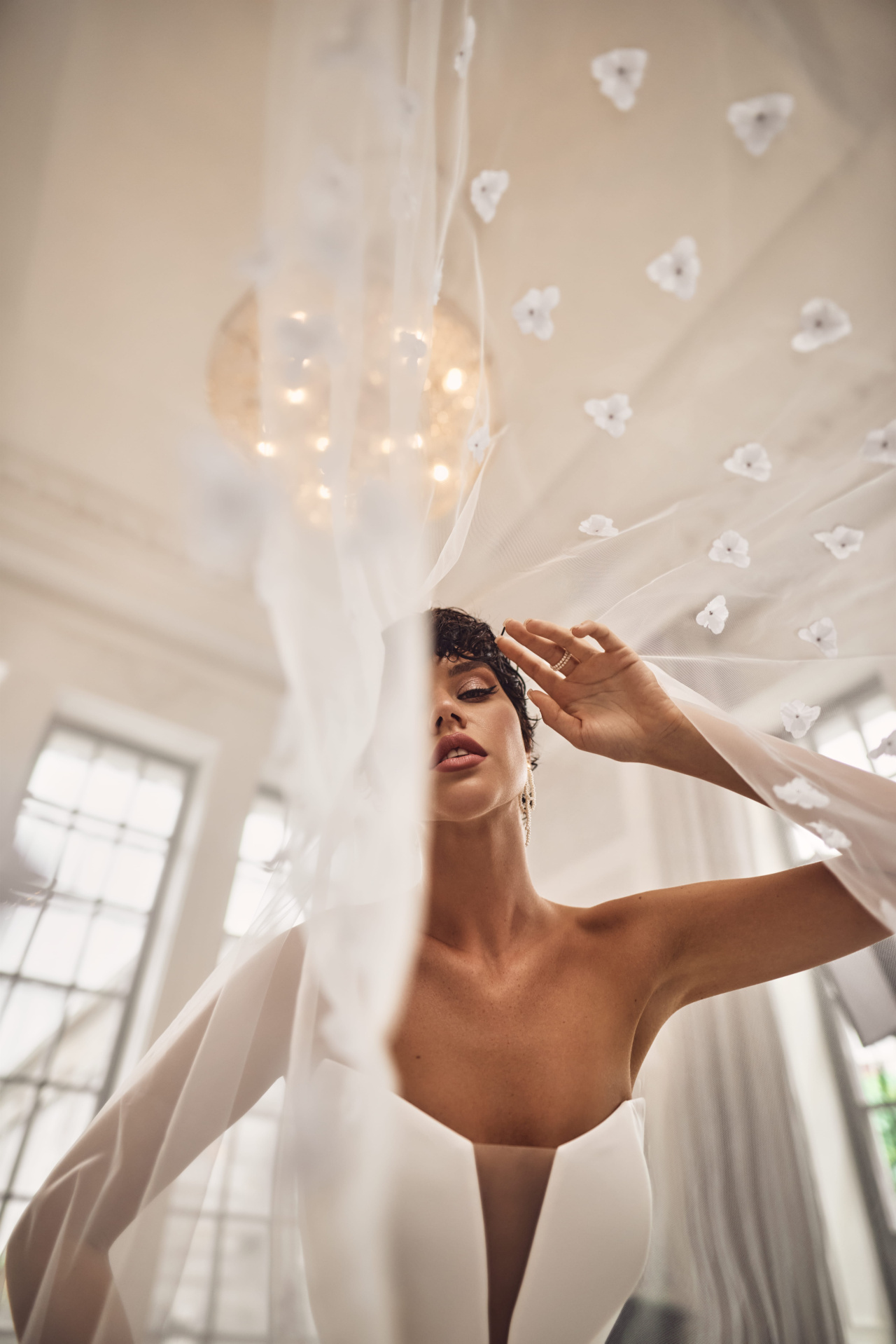 Свадебная фата расшитая объемными цветочками фото