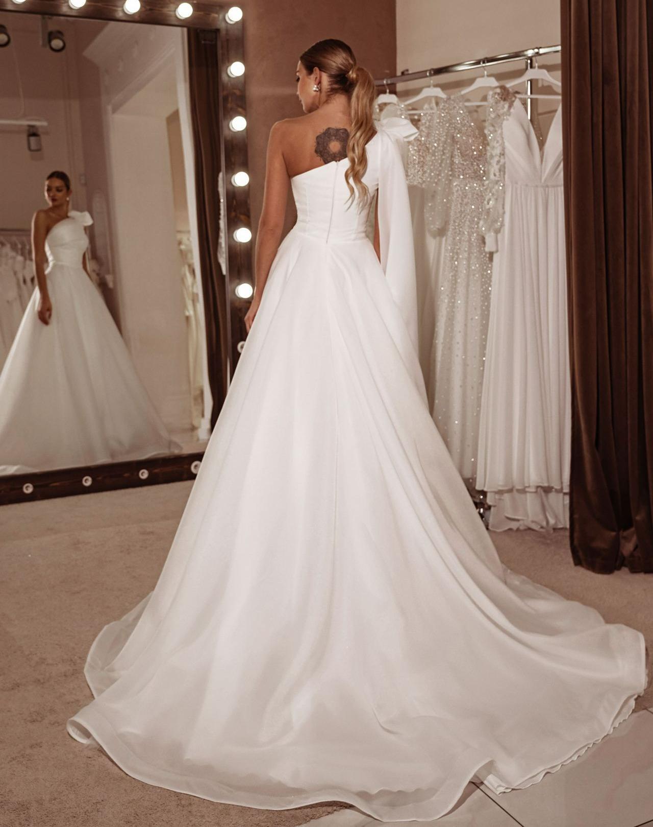 Нежное свадебное платье на одно плечо