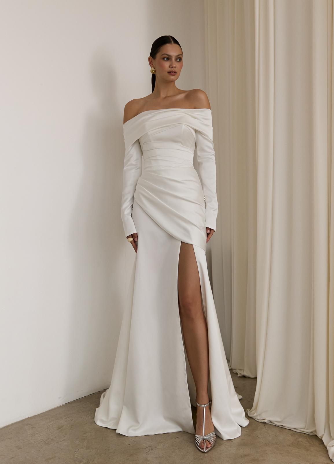 Атласное свадебное платье с рукавами и открытыми плечами фото