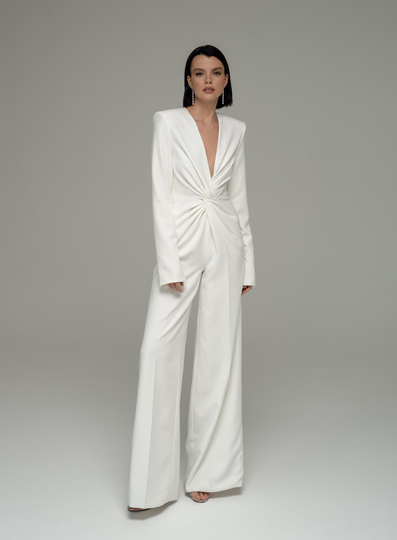 Свадебный комбинезон с декольте фото