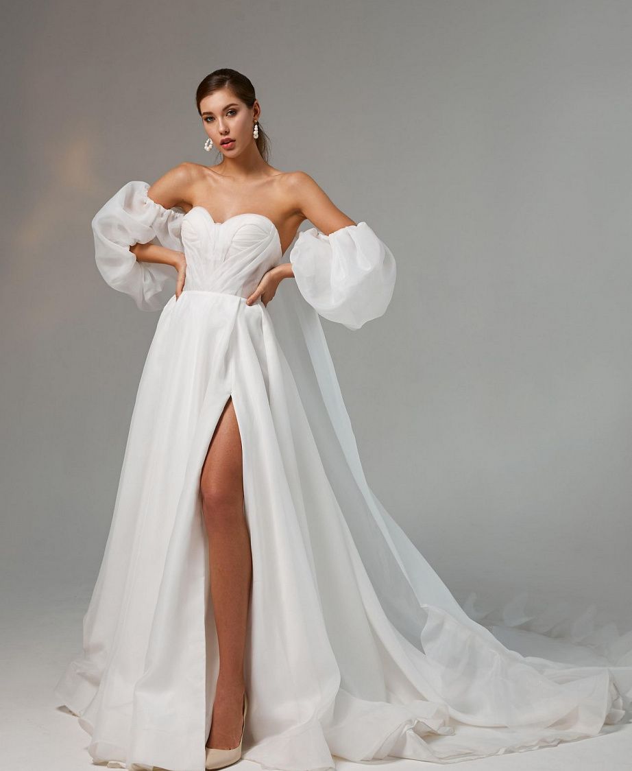 Белый кейп с объемными рукавами фото