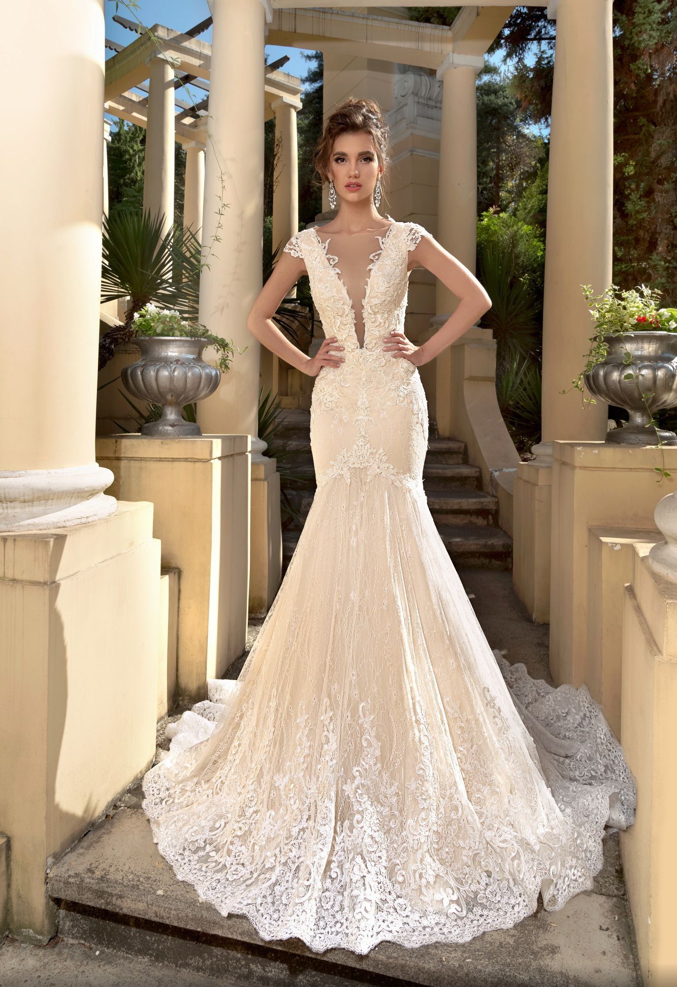 Кружевная русалка с красивым декольте фото