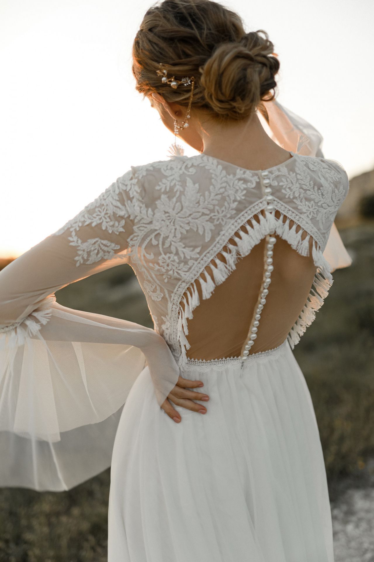 Свадебное платье бохо с расклешенными рукавами фото