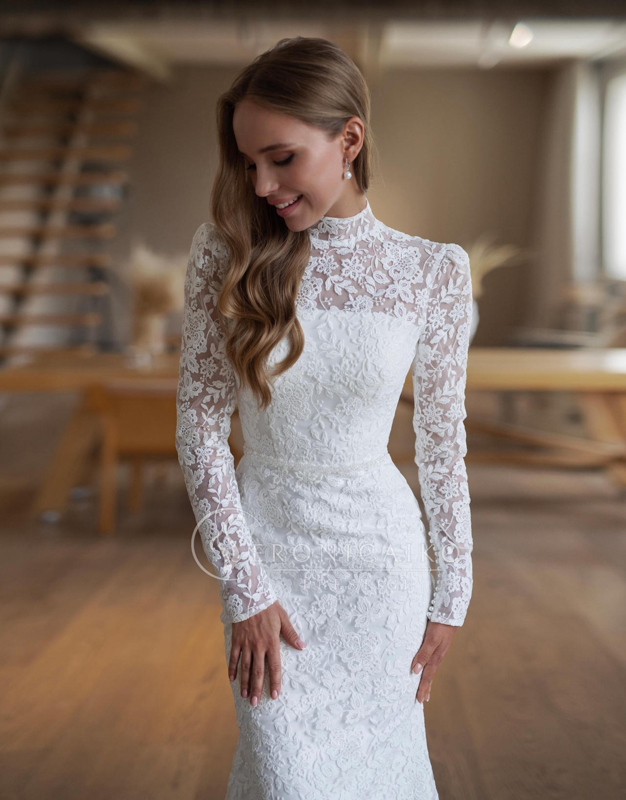 Закрытое кружевное свадебное платье с рукавчиками фото