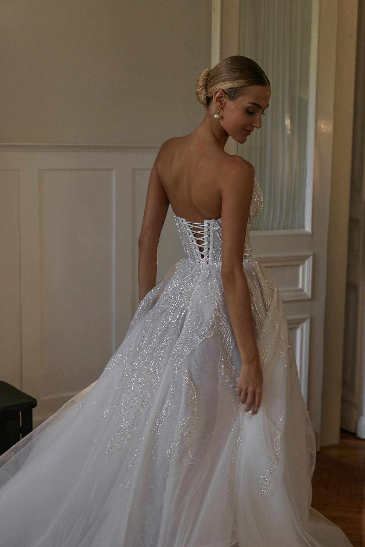 Роскошное свадебное платье декорированное жемчугом фото